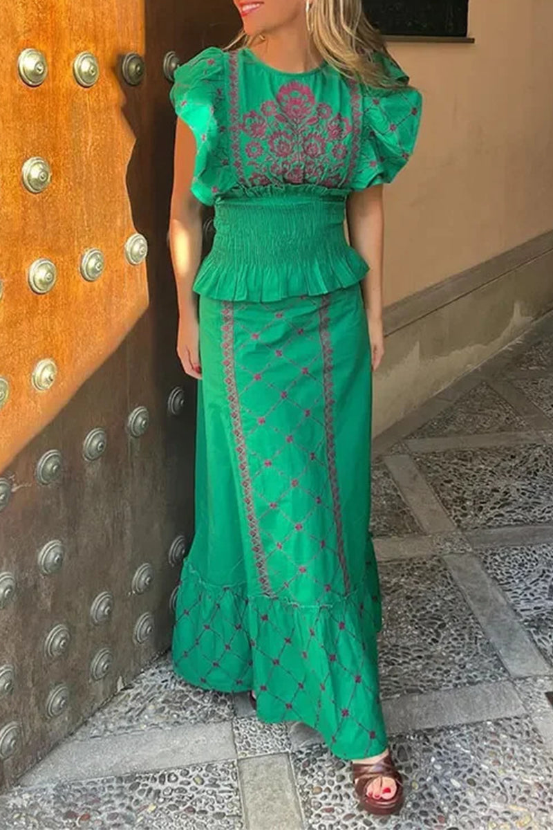 Elegante traje de dos piezas con cuello redondo y volantes con estampado geométrico