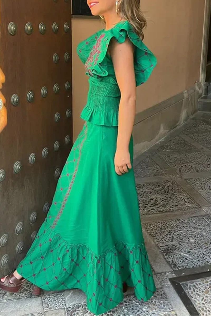Elegante traje de dos piezas con cuello redondo y volantes con estampado geométrico