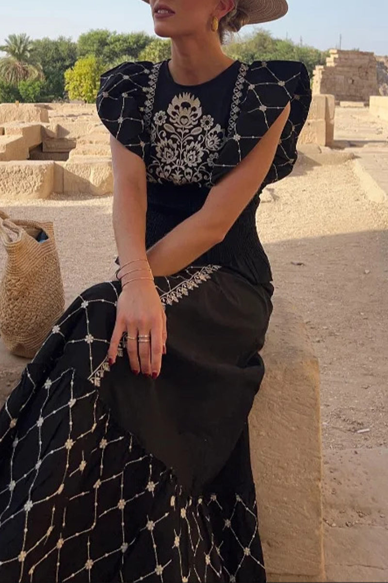 Elegante traje de dos piezas con cuello redondo y volantes con estampado geométrico