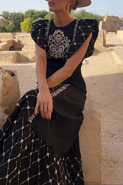 Elegante traje de dos piezas con cuello redondo y volantes con estampado geométrico