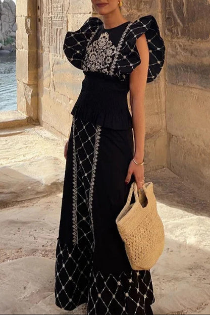 Elegante traje de dos piezas con cuello redondo y volantes con estampado geométrico
