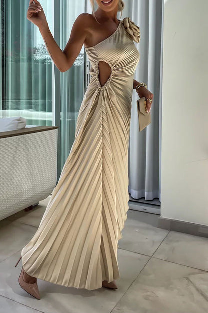 Vestidos plisados sexis con cuello oblicuo irregular y fruncido con apliques de color sólido