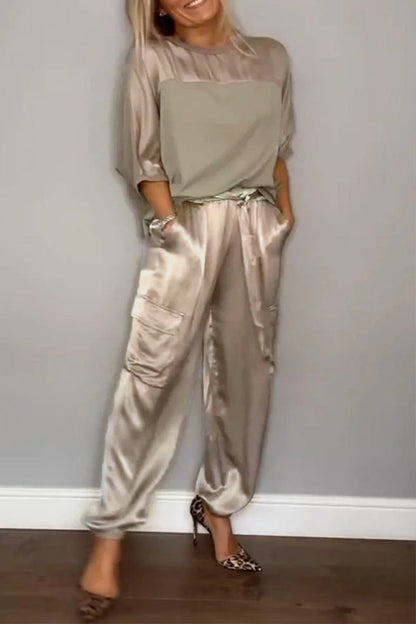 Conjunto informal de dos piezas con cuello redondo, manga corta y bolsillos sólidos