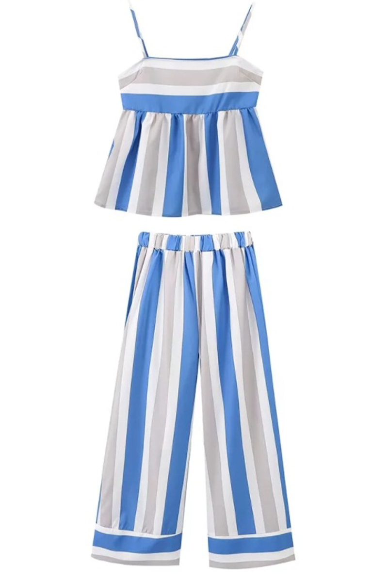 Conjunto informal de dos piezas con cuello cuadrado y estampado de rayas en contraste