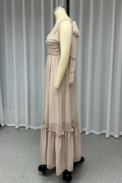 Elegantes vestidos de lunares con encaje y escote cuadrado