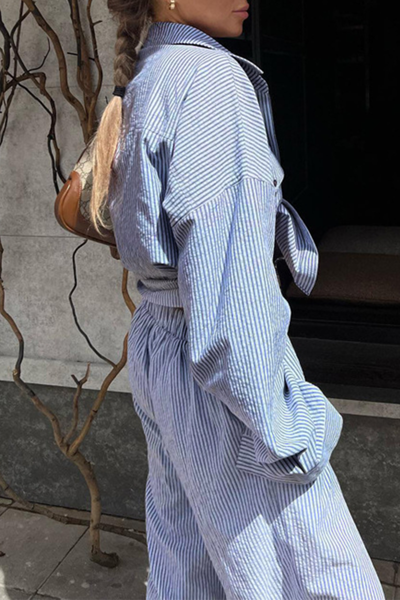 Conjunto de dos piezas informal de manga larga con cuello vuelto, bolsillos y contraste con estampado de rayas