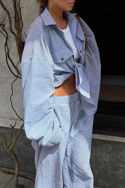 Conjunto de dos piezas informal de manga larga con cuello vuelto, bolsillos y contraste con estampado de rayas