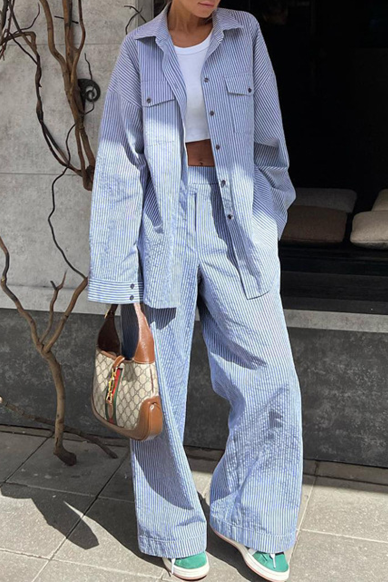 Conjunto de dos piezas informal de manga larga con cuello vuelto, bolsillos y contraste con estampado de rayas