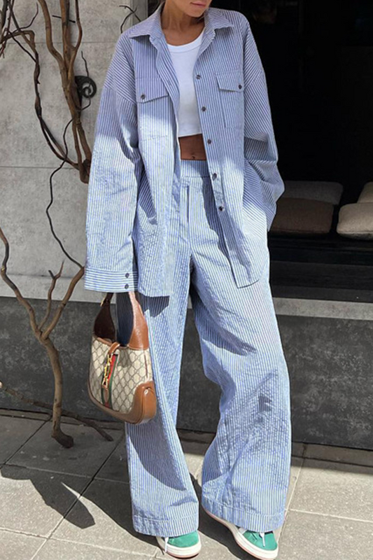 Conjunto de dos piezas informal de manga larga con cuello vuelto, bolsillos y contraste con estampado de rayas