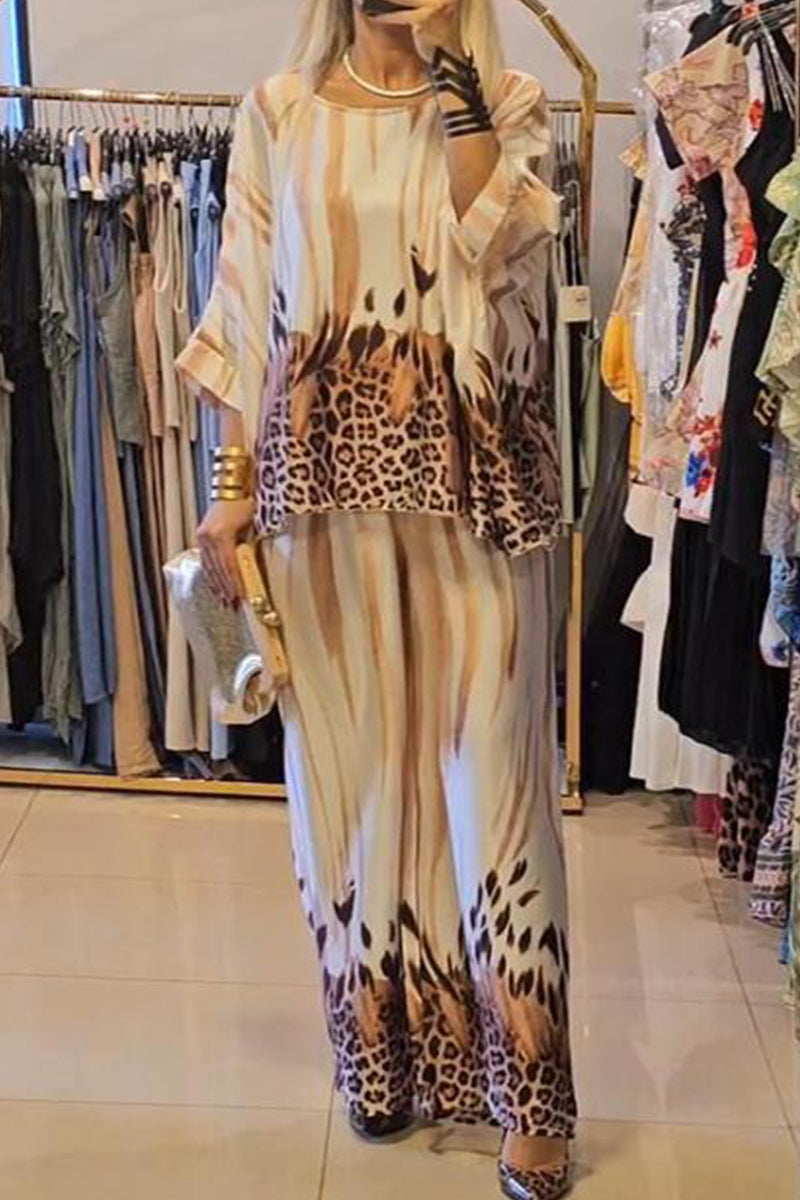 Conjunto informal de dos piezas con cuello redondo, estampado de leopardo en contraste y tres cuartos