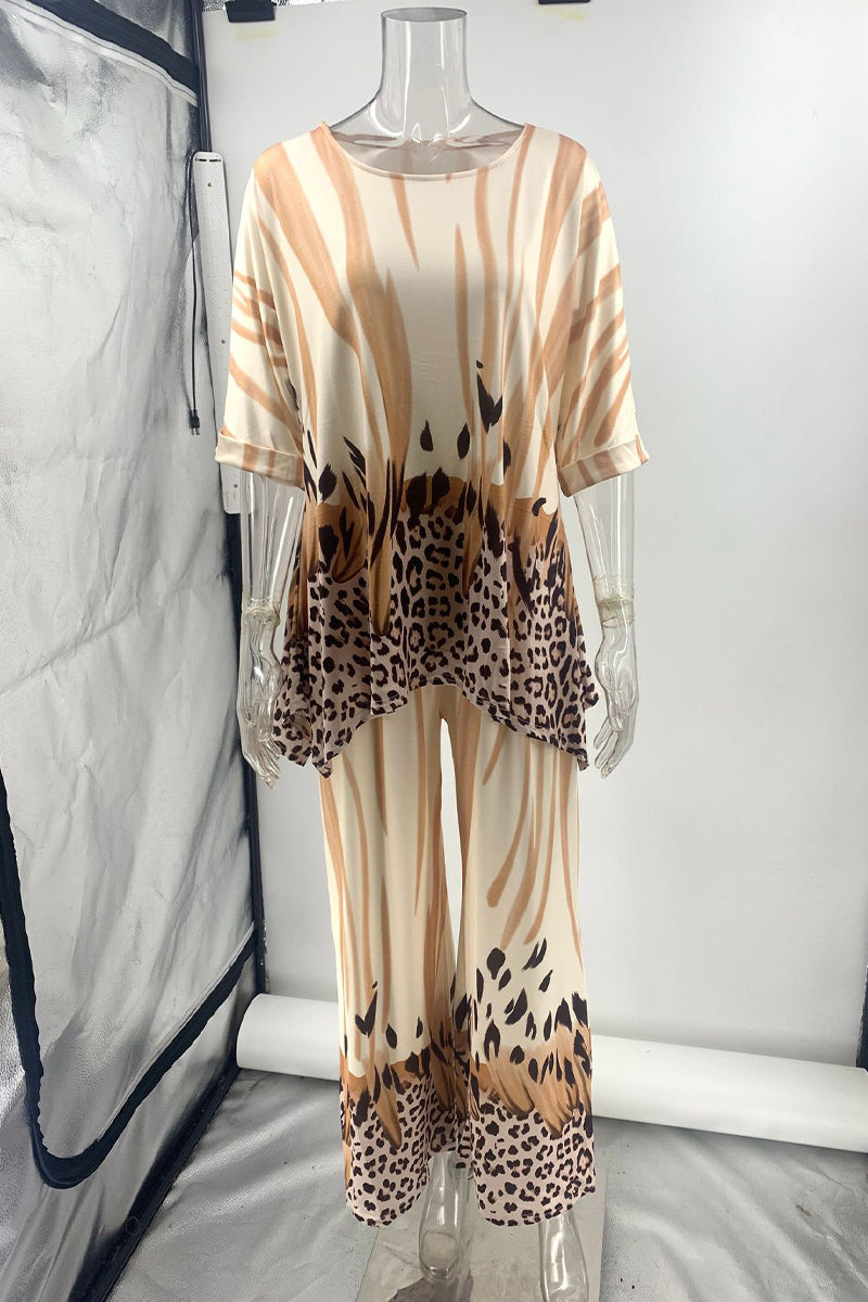 Conjunto informal de dos piezas con cuello redondo, estampado de leopardo en contraste y tres cuartos