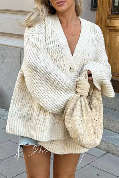 Prendas de abrigo informales de calle con cuello en V plisado y botones de color liso