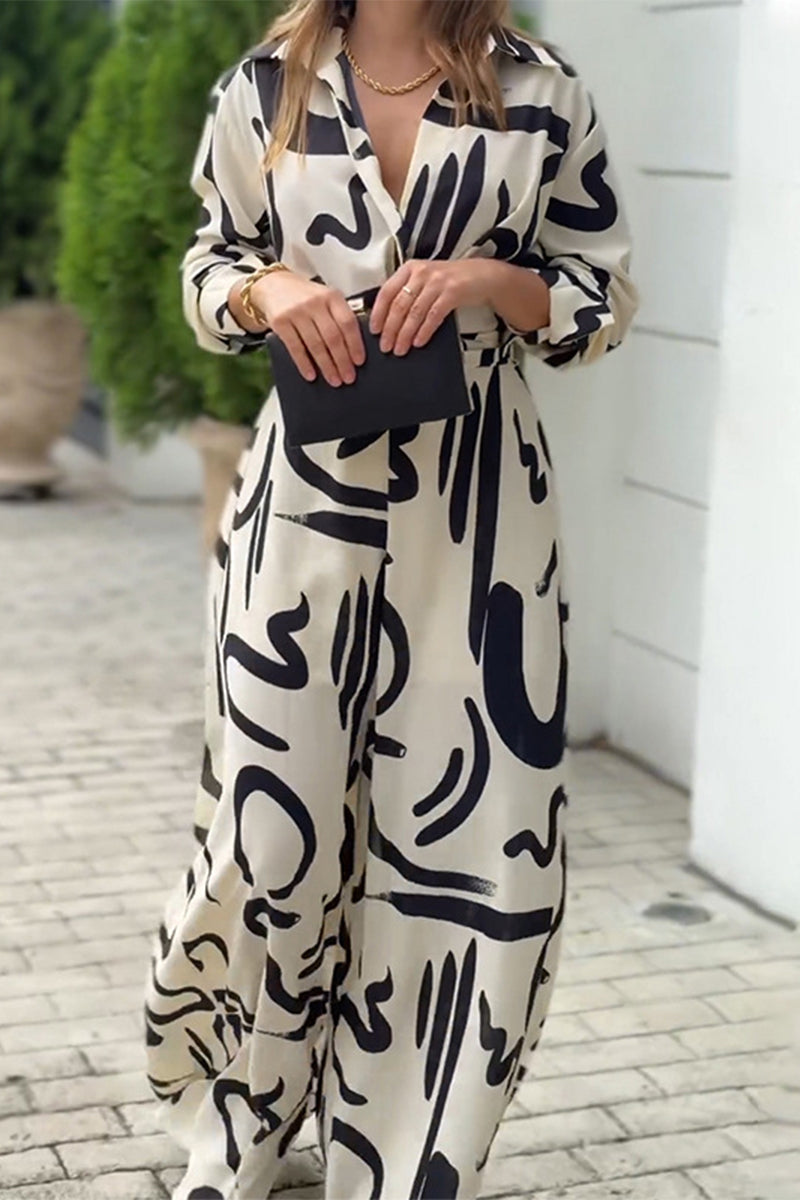 Mono holgado informal con cuello vuelto, cordones y estampado geométrico urbano