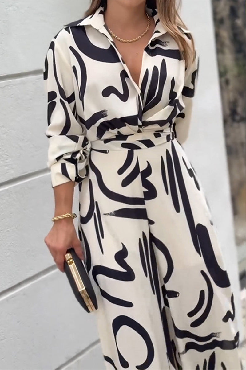 Mono holgado informal con cuello vuelto, cordones y estampado geométrico urbano