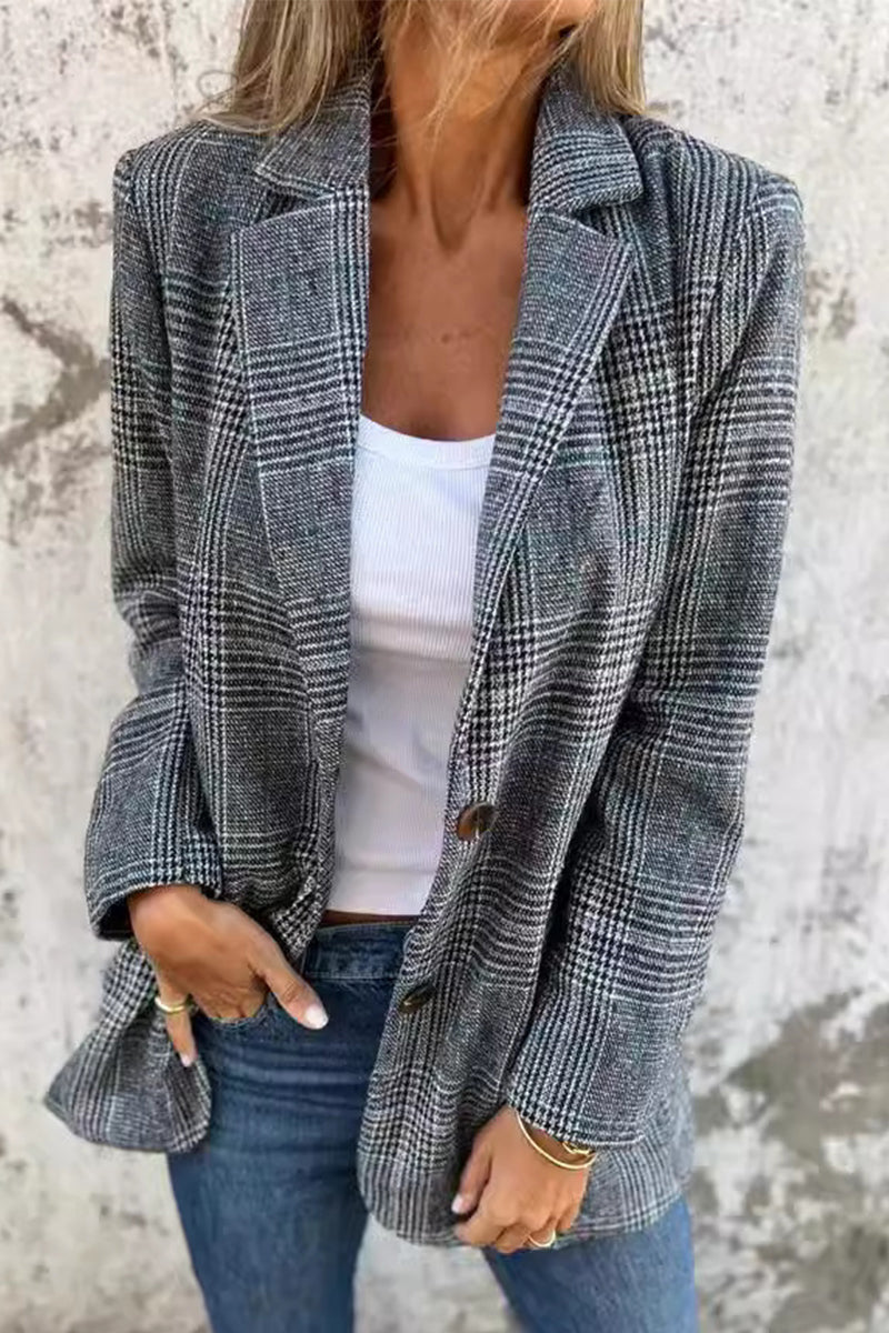 Prendas de abrigo informales con cuello vuelto, botones a cuadros y contraste