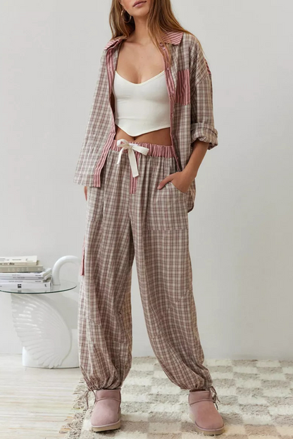 Conjunto informal de dos piezas con cuello vuelto, manga larga y bolsillo con cordón ajustable a cuadros