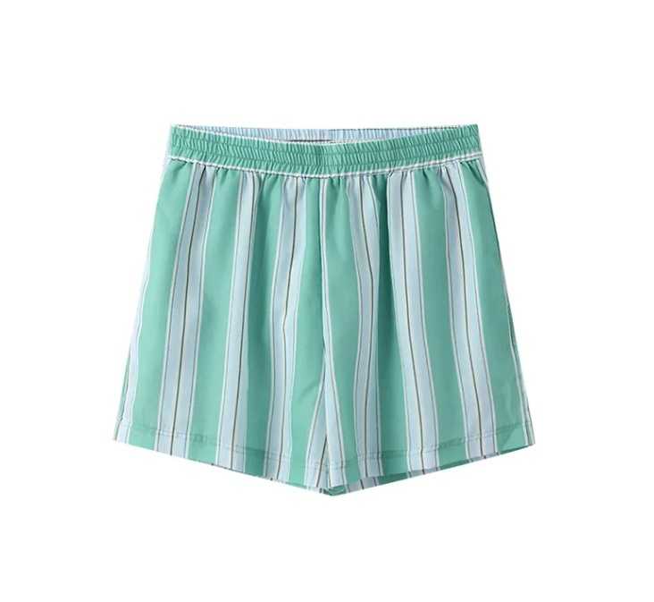 Pantalones cortos y blusa de rayas