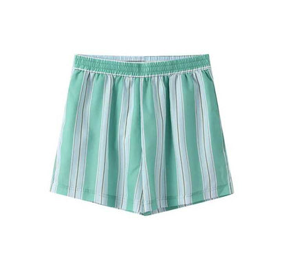 Pantalones cortos y blusa de rayas