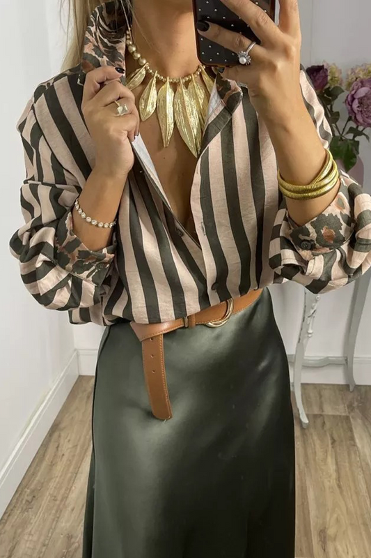 Tops casuales con cuello camisero en contraste, con rayas y estampado de leopardo