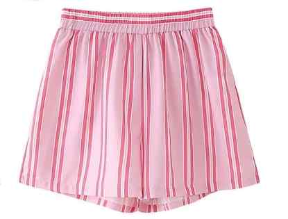 Pantalones cortos y blusa de rayas
