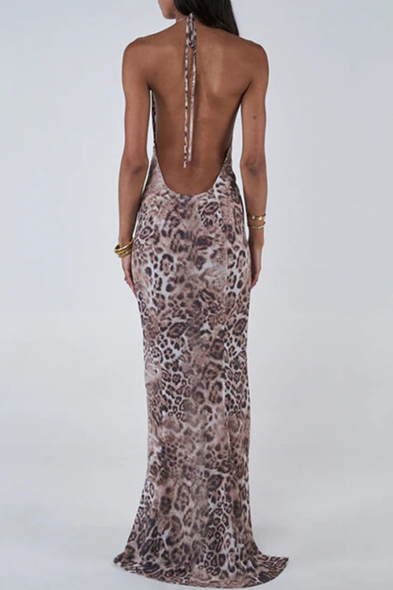Elegante vestido largo con cuello halter, espalda descubierta y diseño de patchwork con estampado de leopardo