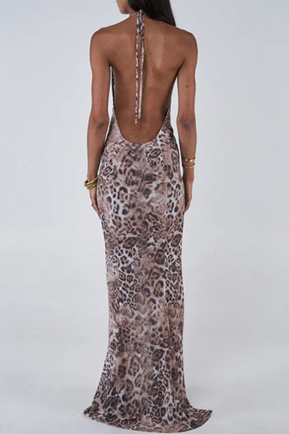 Elegante vestido largo con cuello halter, espalda descubierta y diseño de patchwork con estampado de leopardo