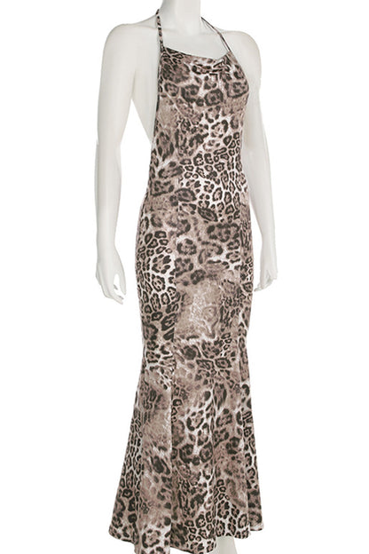 Elegante vestido largo con cuello halter, espalda descubierta y diseño de patchwork con estampado de leopardo