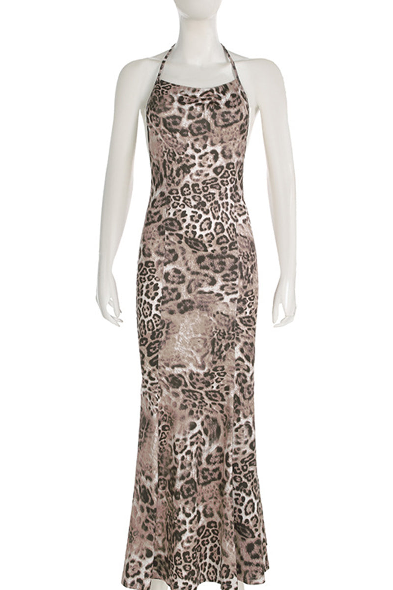 Elegante vestido largo con cuello halter, espalda descubierta y diseño de patchwork con estampado de leopardo