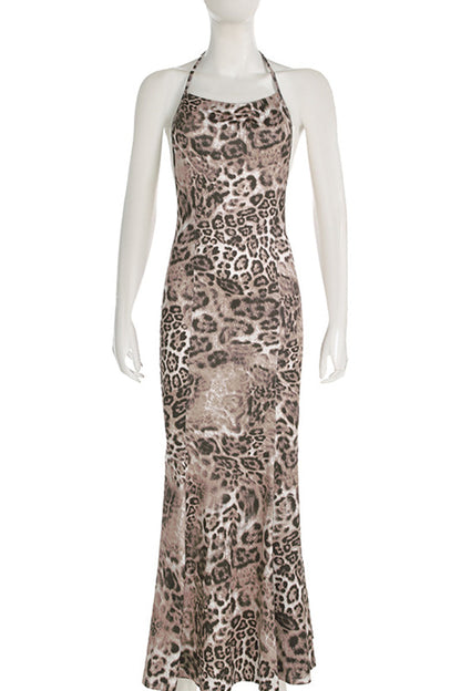 Elegante vestido largo con cuello halter, espalda descubierta y diseño de patchwork con estampado de leopardo