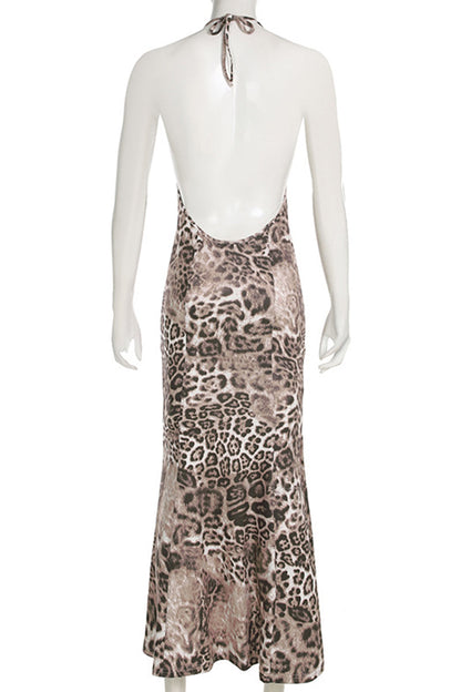 Elegante vestido largo con cuello halter, espalda descubierta y diseño de patchwork con estampado de leopardo
