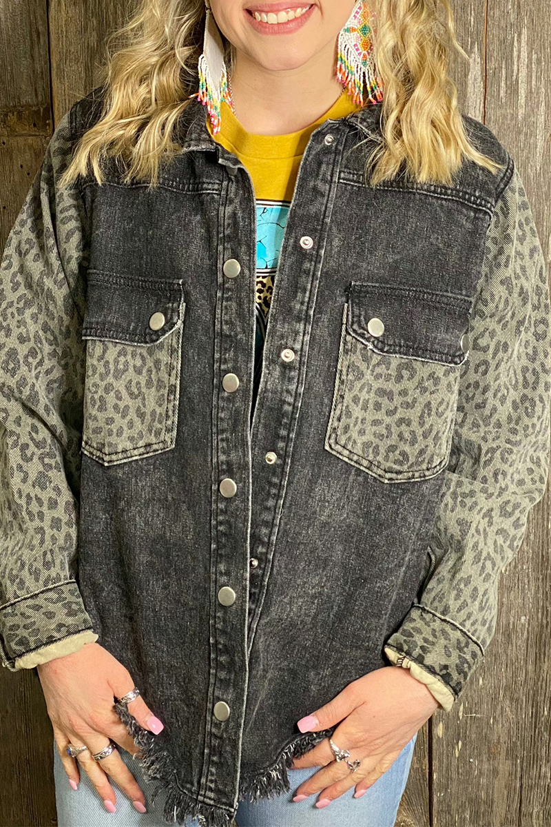 Prenda exterior informal de calle con estampado de leopardo, botones desgastados, patchwork y cuello vuelto