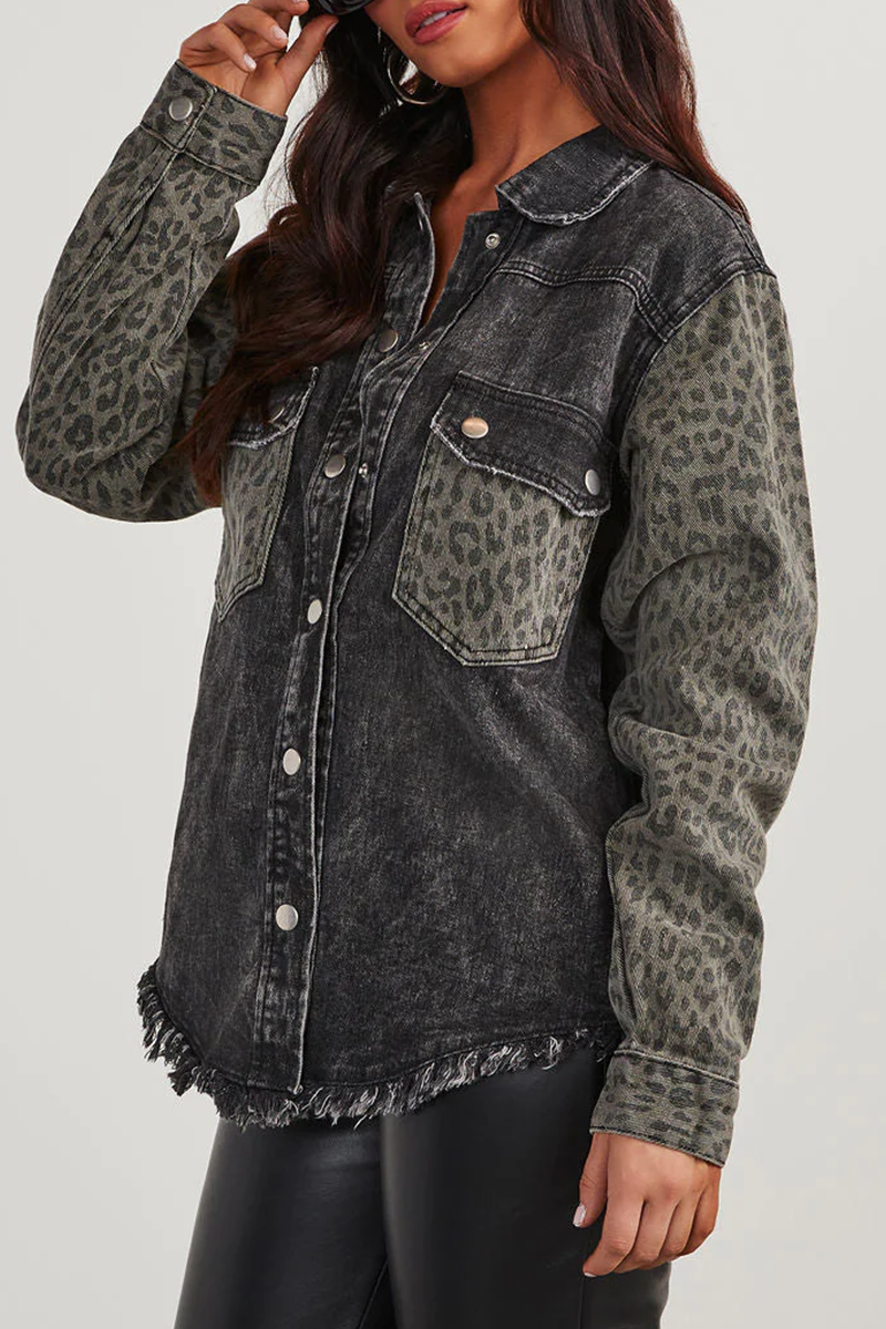Prenda exterior informal de calle con estampado de leopardo, botones desgastados, patchwork y cuello vuelto