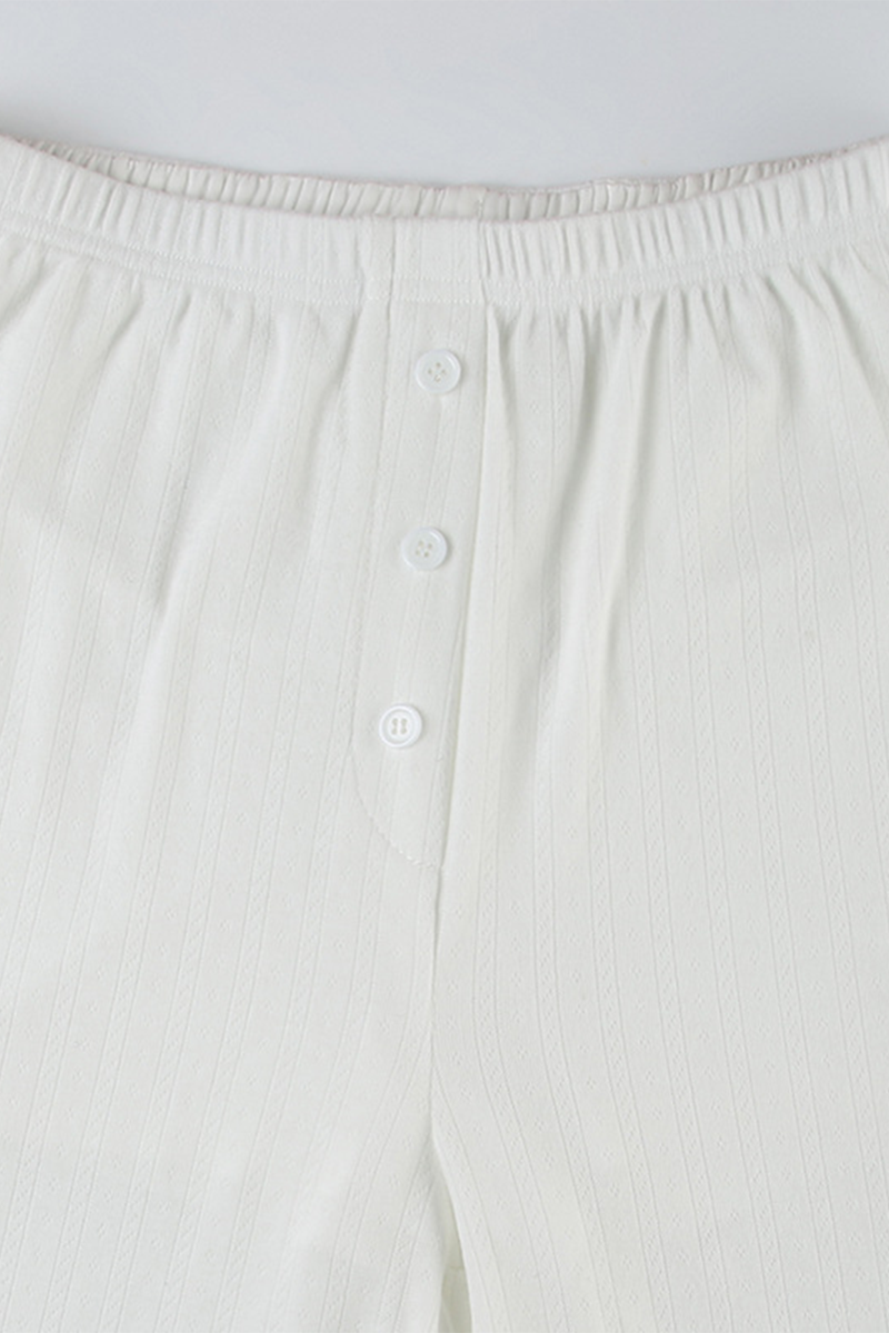 Conjunto informal de dos piezas con botones calados, cuello redondo y manga larga