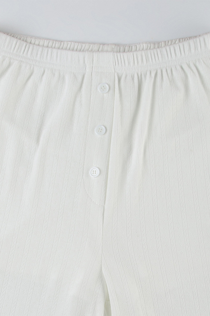 Conjunto informal de dos piezas con botones calados, cuello redondo y manga larga