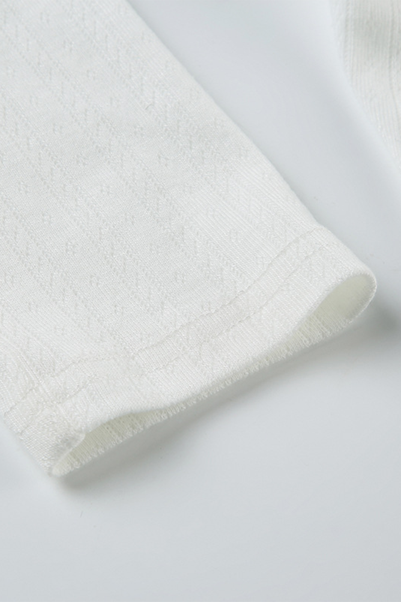 Conjunto informal de dos piezas con botones calados, cuello redondo y manga larga