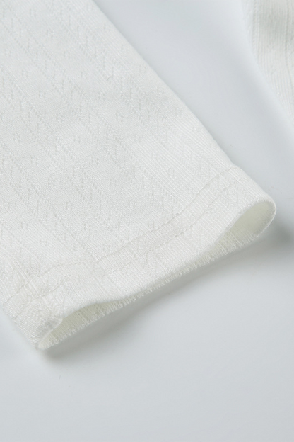 Conjunto informal de dos piezas con botones calados, cuello redondo y manga larga