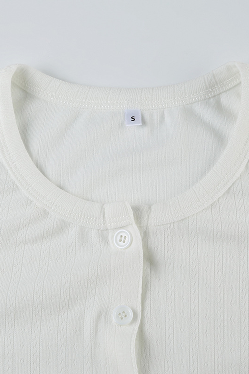 Conjunto informal de dos piezas con botones calados, cuello redondo y manga larga