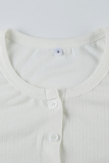 Conjunto informal de dos piezas con botones calados, cuello redondo y manga larga