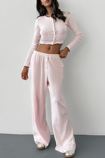 Conjunto informal de dos piezas con botones calados, cuello redondo y manga larga