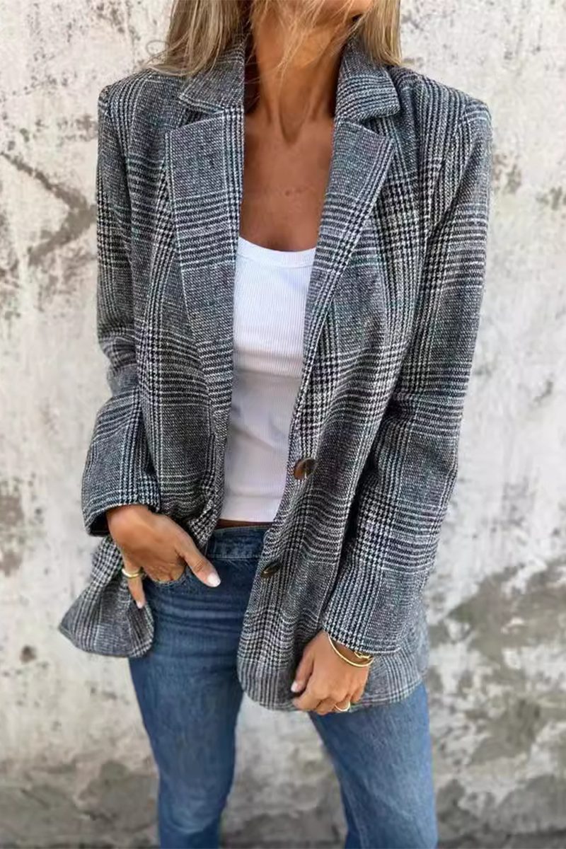 Prendas de abrigo informales con cuello vuelto en contraste y botones a cuadros