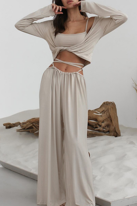 Conjunto informal de tres piezas con cuello en U, sin mangas y diseño de tirantes anudados