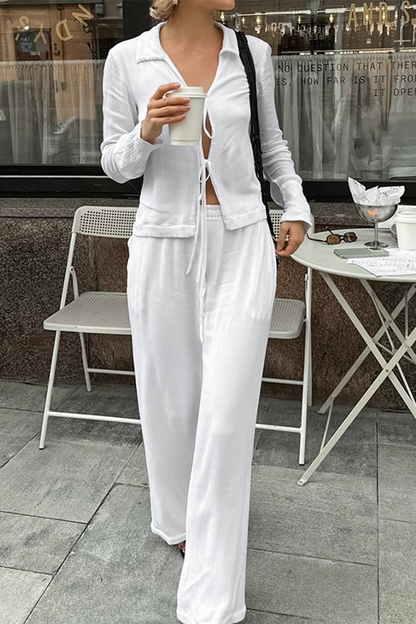 Conjunto informal de dos piezas con cuello vuelto, manga larga y bolsillos de calle con cordones