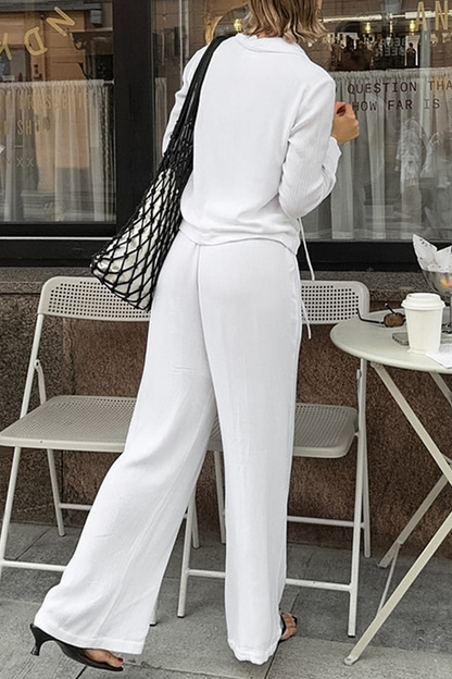 Conjunto informal de dos piezas con cuello vuelto, manga larga y bolsillos de calle con cordones