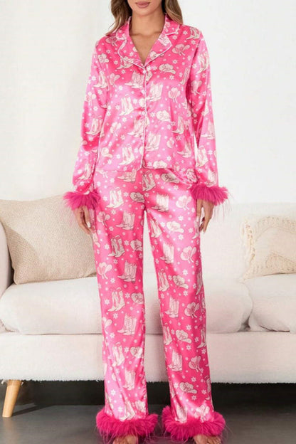 Conjunto de pijama de satén con estampado de botas y plumas