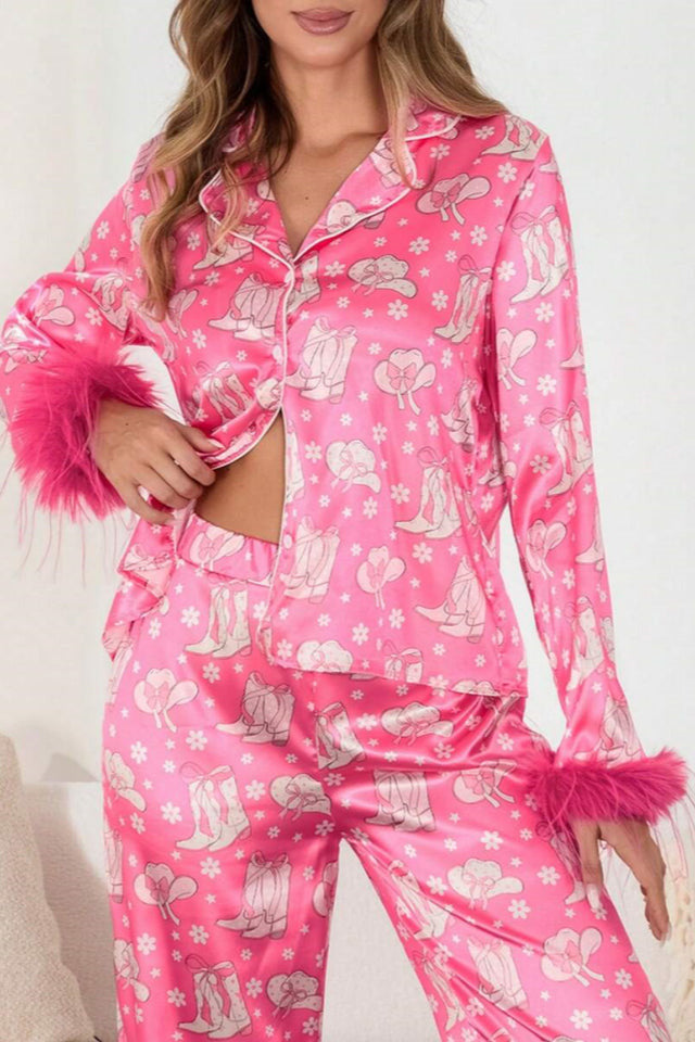 Conjunto de pijama de satén con estampado de botas y plumas