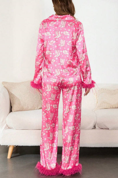 Conjunto de pijama de satén con estampado de botas y plumas
