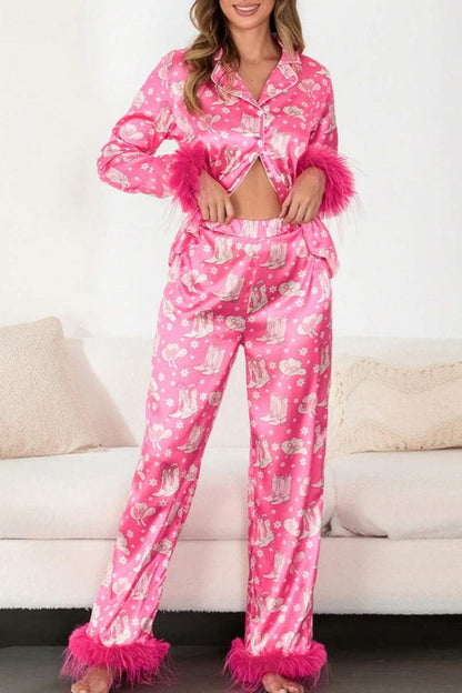 Conjunto de pijama de satén con estampado de botas y plumas
