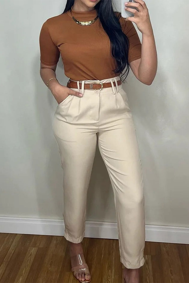Conjunto informal de dos piezas con cuello alto, manga corta y botones en los bolsillos