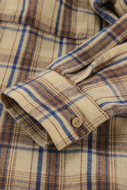 Conjunto informal de dos piezas con cuello vuelto, manga larga y botones a cuadros en contraste