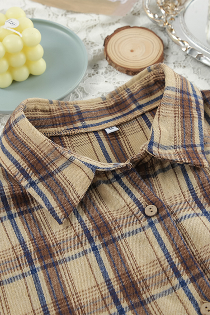 Conjunto informal de dos piezas con cuello vuelto, manga larga y botones a cuadros en contraste